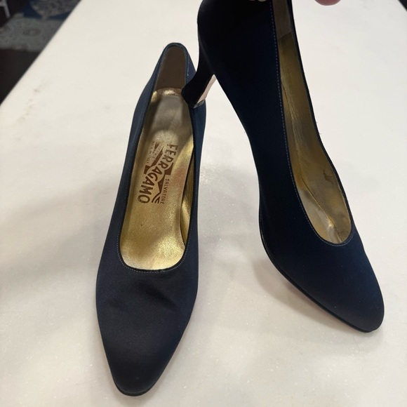 Salvatore Ferragamo Italy Women’s Navy Blue Satin Heels Size 9 Excellent! - Picture 2 of 14
